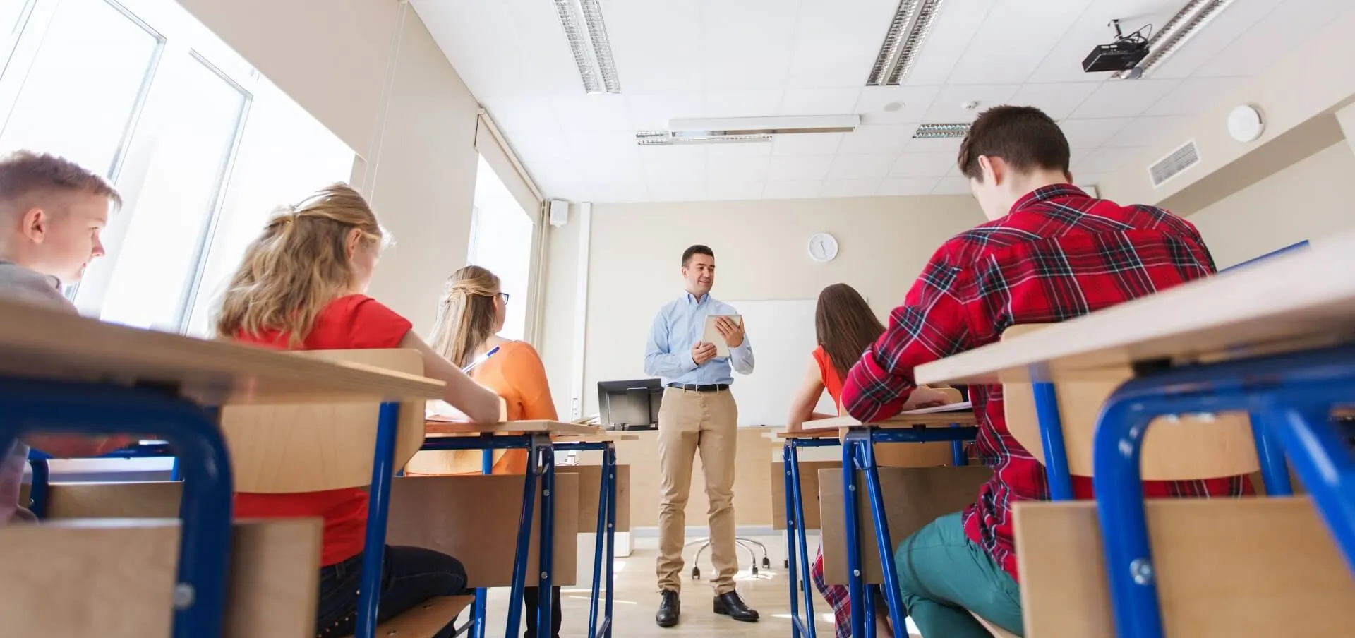 Een docent geeft klassikaal uitleg aan een groep leerlingen